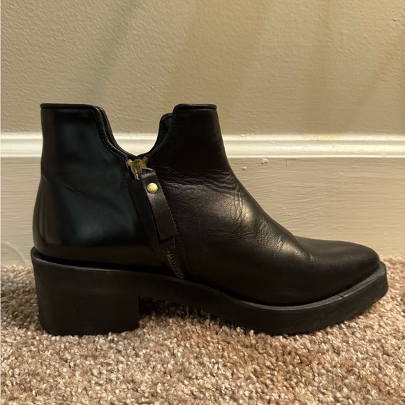 STINE GOYA size 39 Black Leather Shoes with Gold Detail - Picture 3 of 9